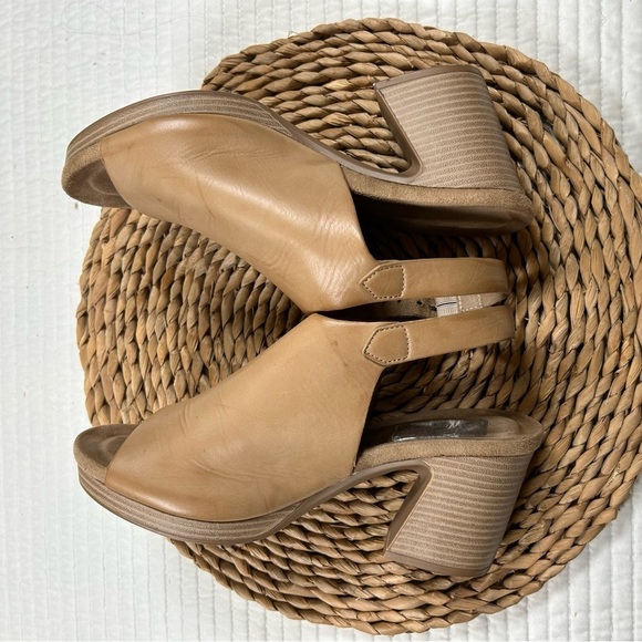 Pierre Dumas Tan Chunky Heel Slingback. Size 9. - Picture 7 of 8